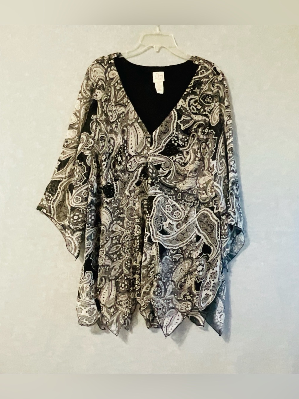 Black & White Paisley V-Neck Women’s blouse 3/4 sleeves Sz 22/24